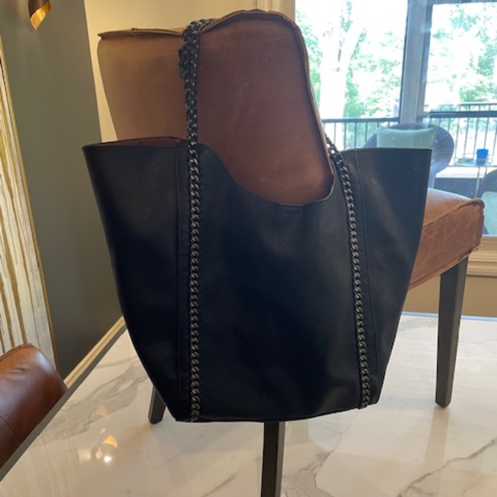 Great Large bag with chain accents